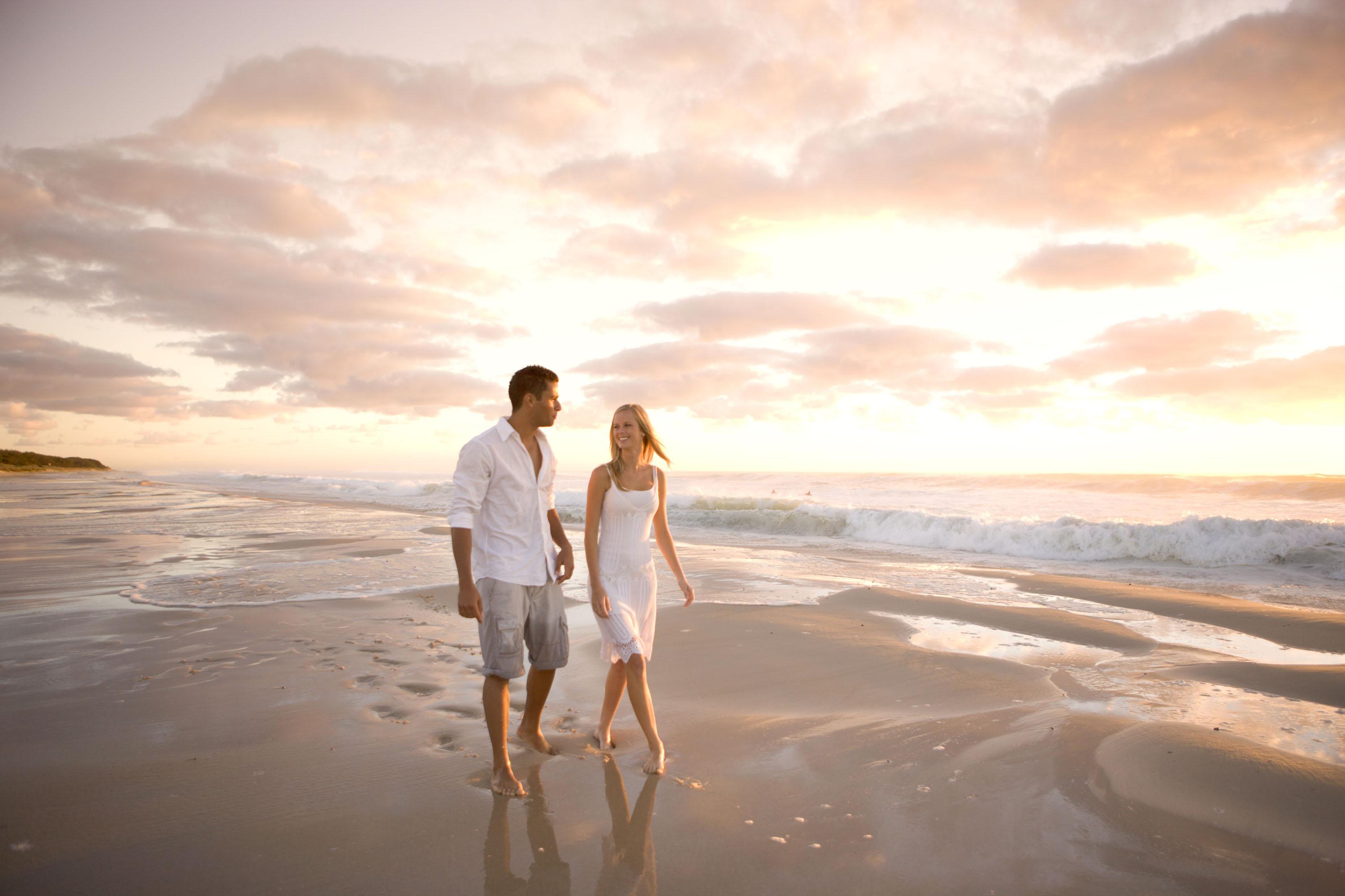 Peppers Salt Resort & Spa Кингсклифф Экстерьер фото A couple walking on a beach